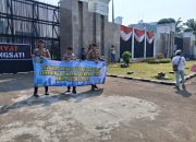 Polisi Sambut Massa Aksi di DPR dengan Spanduk ‘Selamat Datang Pejuang Aspirasi’