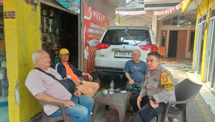 Bhabinkamtibmas Kranji Polsek Bekasi Barat Patroli Sambangi Warga, Pastikan Wilayah Aman
