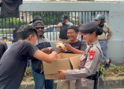 Polwan Sapa Pejuang Aspirasi, Bagikan Makanan dan Minuman di DPR