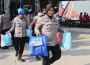 Sambut Hari Jadi ke-78, Polwan Bantu Korban Kebakaran Muara Angke