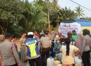 Bersama Mahasiswa STIK dan Siswa Setukpa, Kapolres Ketapang Salurkan 8.000 Liter Air Bersih untuk Warga Sukamaju