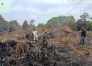 Menembus Medan Sulit Demi Selamatkan Hutan, TNI-Polri dan Tim Gabungan Bergerak Padamkan Karhutla Bengkalis