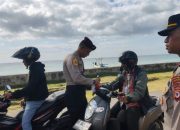 Polisi bagikan 100 bendera Merah Putih bagi pengendara di Leihitu