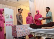 “Kapolres Pelabuhan Tanjung Priok Sambangi Korban Kebakaran Muara Angke di RS Duta Indah, Wujud Kepedulian Polri dan Bhayangkari”