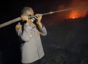 Api Membara di Malam Hari, Kapolres Ketapang Bersama Pejabat Utama Turun Langsung Padamkan Karhutla di Pelang