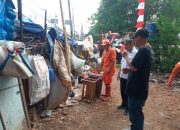 Rabu Tertib di Paseban, Aparat dan Warga Bersihkan Bantaran Kali hingga Tertibkan Kios