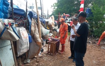 Rabu Tertib di Paseban, Aparat dan Warga Bersihkan Bantaran Kali hingga Tertibkan Kios