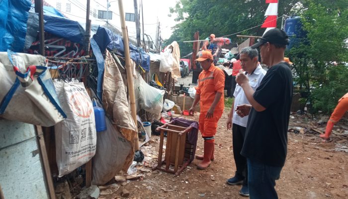 Rabu Tertib di Paseban, Aparat dan Warga Bersihkan Bantaran Kali hingga Tertibkan Kios