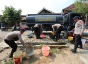 Satuan Brimob Polda Lampung Salurkan Ribuan Liter Air Bersih bagi Masyarakat Terdampak Kekeringan