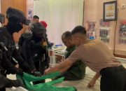 Brimob Polda Metro Jaya Patroli Cipta Kondisi, Bantu Pengemudi Ojol Kecelakaan di Kebun Sirih