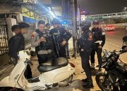 Brimob Polda Metro Jaya Hentikan Pengendara Lawan Arah di Jatinegara