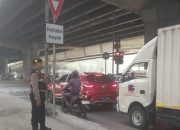 Jam Sibuk Pagi, Polsek Cempaka Putih Hadir Atur Lalu Lintas di Letjen Suprapto