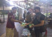 Polisi Patroli Malam di Jakpus Sambil Bagikan Masker