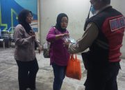 Patroli 1051 Bagikan Masker kepada Masyarakat Terdampak Abu Vulkanis di Tanah Abang