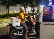 Polisi Bagikan Masker, Antisipasi Abu Vulkanik Gunung Anak Krakatau di Johar Baru