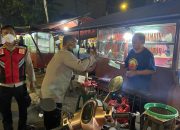 Cegah Dampak Abu Vulkanik, Polsek Kemayoran Bagikan Masker kepada Warga