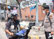 Polres Priok Bagikan Masker Dan Air Mineral kepada Pengguna Jalan Antisipasi Abu Vulkanik Gunung Anak Krakatau