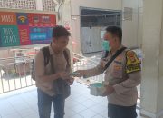 Polri Bagikan Masker Gratis untuk Penumpang KRL di Stasiun Rajawali Sawah Besar