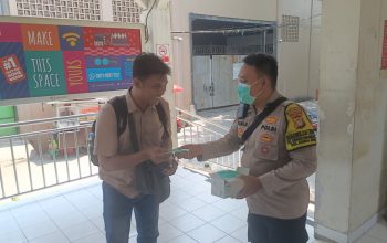Polri Bagikan Masker Gratis untuk Penumpang KRL di Stasiun Rajawali Sawah Besar