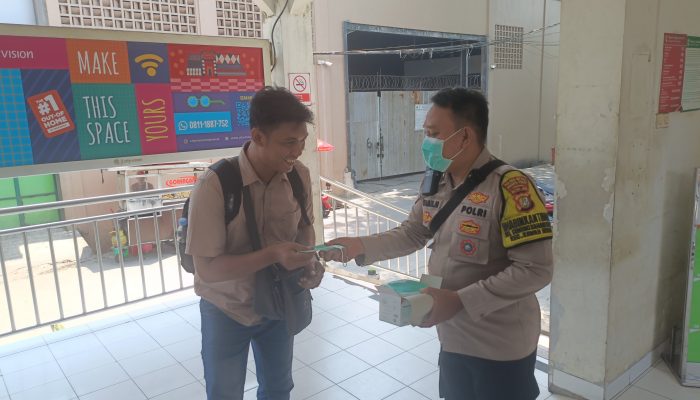 Polri Bagikan Masker Gratis untuk Penumpang KRL di Stasiun Rajawali Sawah Besar