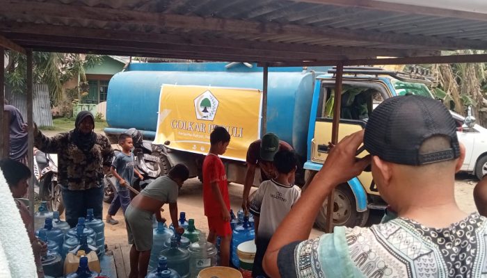 Golkar Peduli kegiatan pembagian air bersih sasar 2 kecamatan di 6 Kelurahan dan 2 Desa