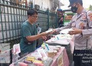 Polisi dan Tiga Pilar di Senen Bagikan Masker Kepada Warga Antisipasi Abu Vulkanik Gunung Anak Krakatau