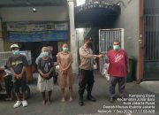 Peduli Kesehatan Warga, Bhabinkamtibmas Bagikan Masker di Galur