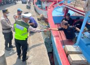 Antisipasi Dampak Erupsi Gunung Krakatau, Polsek Sunda Kelapa, Bagikan 250 Masker kepada Nelayan