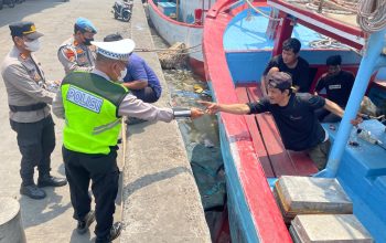 Antisipasi Dampak Erupsi Gunung Krakatau, Polsek Sunda Kelapa, Bagikan 250 Masker kepada Nelayan