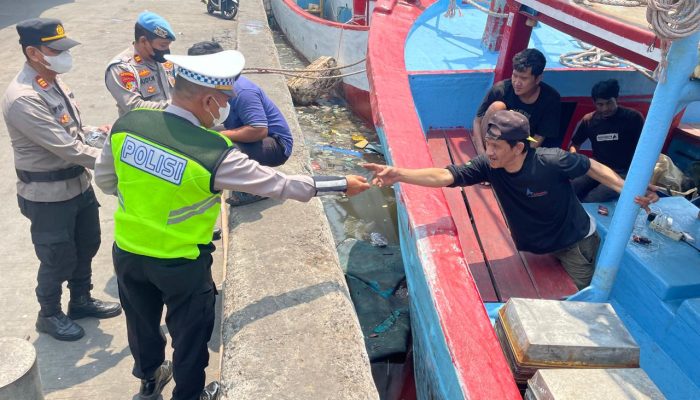 Antisipasi Dampak Erupsi Gunung Krakatau, Polsek Sunda Kelapa, Bagikan 250 Masker kepada Nelayan