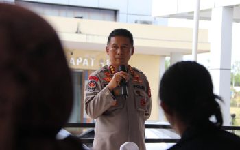Kurangi Debu dan Dampak Karhutla, Samapta Polda Kaltara Lakukan Penyiraman Jalan
