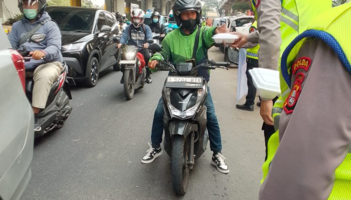 Polantas Korlantas Karib Berbagi Hadir di Samsat Jakarta Timur, Wujud Pelayanan Humanis kepada Masyarakat