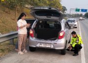 Polantas Karib Personel Induk PJR BSD Bantu Seorang ibu Ganti Ban Mobil di Tol KM 02 Ciputat Pondok Ranji
