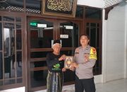 Bhabinkamtibmas Kwitang Serahkan Al-Qur’an ke Pengurus Musholla Al-Huda