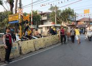 Pagi Hari Polisi Atur Lalu Lintas di Perlintasan Sentiong, Antisipasi Kejahatan dan Kemacetan