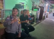 Bhabinkamtibmas Sambangi Sekretaris RW 05 Senen, Sampaikan Pesan Kamtibmas