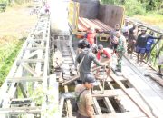 Sinergi TNI-Polri dan Masyarakat Perbaiki Jembatan Poros Lokpon-Dekai Sambut HUT ke-81 TNI