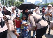 Polisi Tak Sekadar Amankan Aksi Demo DPP SPI, Polwan Bagikan Roti kepada Peserta di DPR/MPR RI