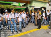 Bhabinkamtibmas Paseban Pantau Bubaran Siswa SMK 34, Imbau Pelajar Tak Nongkrong Usai Sekolah