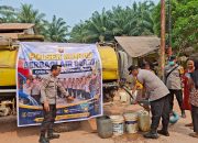 Polsek Marau Peduli Warga, Salurkan Air Bersih dan Bansos di Tengah Karhutla