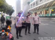 Sore di Sarinah, Polisi Ingatkan Warga Jangan Gunakan HP Sembarangan di Tepi Jalan