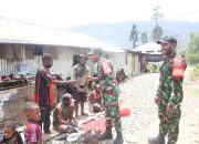 Babinsa 1714-01/Mulia Ulia Pererat Kemanunggalan TNI–Rakyat Melalui Anjangsana dan Bantuan Sembako di Kampung Kulon Enggame, Distrik Pagaleme