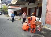 Hadir di Tengah Warga, Bhabinkamtibmas Kebon Kacang Bersama PPSU Bersihkan Saluran Air