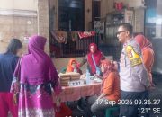 Dekat dengan Warga, Polisi Pantau Layanan Posyandu di Kampung Rawa