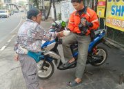 Jumat Berkah, Pimpinan Redaksi KabarindorayaNews.com Bagikan Paket Makanan untuk Ojol dan Kaum Dhuafa di Penggilingan