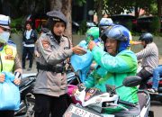 Jumat Peduli, Polda Metro Jaya Berbagi dengan Pengemudi Ojol