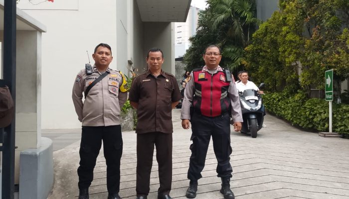Panit Samapta Pimpin Pengamanan Misa Minggu, Polsek Sawah Besar Pastikan Ibadah Berjalan Aman