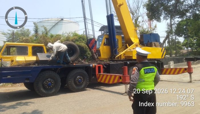 Respon Cepat 110, Kontainer Terlepas dari Truk Trailer di Jembatan KBN Marunda, Polisi Bergerak Cepat Lakukan Evakuasi