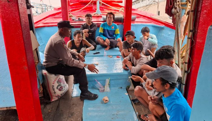 Polres Pelabuhan Tanjung Priok Tingkatkan Harkamtibmas, Polisi Sambangi ABK di Pelabuhan Muara Angke