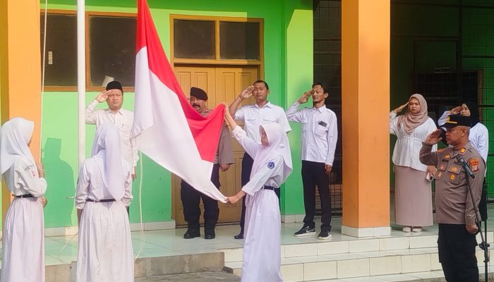 Jaga Pelajar di SMKS Abdi Karya Bekasi, Kapolsek Pondok Gede Tegaskan Maklumat Kapolres